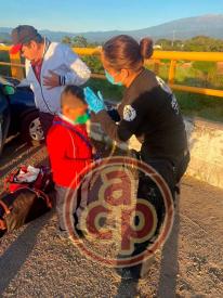 Coatepec, Ver., 3 de octubre de 2022.- En el Libramiento de Coatepec, un Chevy chocó contra muro de contención del puente luego que su conductora perdió el control por falla mecánica. Bomberos atendieron a los ocupantes entre ellos dos menores de edad y trasladaron a la mujer a hospital de Xalapa.
