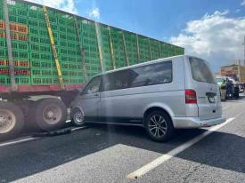 Nogales, Ver., 3 de octubre de 2022.- Fuerte accidente se registró la tarde de este lunes, en la autopista Puebla-Orizaba, a la altura de la comunidad de Balastrera, entre una camioneta van y un tráiler.