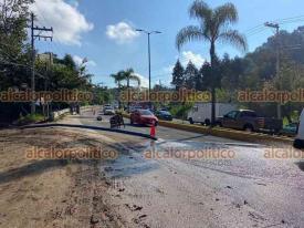 Xalapa, Ver., 4 de octubre de 2022.- En Los Arenales, CMAS continúa bombeando agua de zona inundada y la vierte en la carretera Xalapa-Coatepec, donde este martes ocurrió un choque múltiple. Maneje con precaución.
