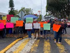 Xalapa, Ver., 6 de octubre de 2022.- Habitantes de Ayahualulco se manifestaron afuera del Congreso del Estado. Demandaron que se restaure la paz en el municipio y expresaron su respaldo al alcalde Arturo Morales.
