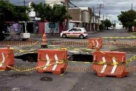 Veracruz Ver., 6 de octubre de 2022.- Por un megasocavón en la calle Arrillaga y avenida Matamoros, en el fraccionamiento Los Pinos, fue cerrado el paso a vehículos. En días pasados, vecinos habían reportado el rompimiento de tubería, lo que provocó el deslave. Urgen a Grupo MAS intervenir.
