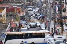 Xalapa, Ver., 7 de octubre de 2022.- Por bloqueo de comerciantes, las vialidades aledañas a la avenida 20 de Noviembre y calle Revolución colapsaron por el tráfico.

