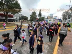 Xalapa, Ver., 25 de noviembre de 2022.- Contingente de mujeres marchó por una vida libre de violencia; partieron del Teatro del Estado hacia Plaza Lerdo, avanzando por la avenida Ávila Camacho.
