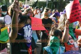 Ciudad de México, 25 de noviembre de 2022.- Mujeres marcharon en el Día Internacional de la Eliminación de la Violencia contra la Mujer con la participación de colectivas, madres y familiares de víctimas de feminicidio, activistas y familias, partieron del Monumento de las Mujeres Que Luchan al Zócalo, para justicia y cese a la violencia contra las mujeres.
