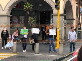 Xalapa, Ver., 26 de noviembre de 2022.- Miembros de la asociación religiosa ?Presencia Manifiesta? hicieron proselitismo en la calle Enríquez, en la zona centro de la Capital.
