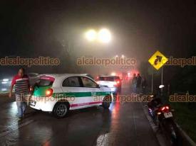 Coatepec, Ver., 26 de noviembre de 2022.- Choque múltiple entre un taxi y dos autos particulares sobre la carretera Xalapa-Coatepec, a la altura de La Florida.
