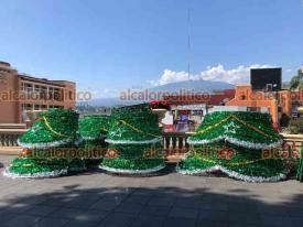 Xalapa, Ver., 28 de noviembre de 2022.-En el Parque Juárez de la Capital personal del Ayuntamiento comenzó a colocar la decoración navideña.
