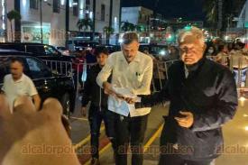 Veracruz, Ver., 1 de diciembre 2022.- El presidente de la República, Andrés Manuel López Obrador, arribó esta noche a conocido hotel del Centro Histórico del puerto de Veracruz, donde fue recibido por algunos ciudadanos a los que les recibió peticiones.