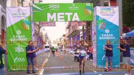 Veracruz, Ver., 4 de diciembre 2022.- Con un tiempo de 2 horas, 27 minutos y 55 segundos, el keniano Moses Wanyoike Gitau ganó la categoría libre varonil del Maratón Veracruz Boca del Río 2022. Miles de competidores recorrieron los 42 mil 195 metros.