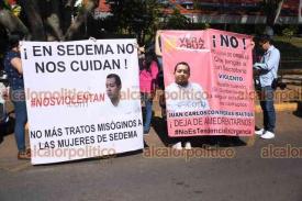 Xalapa, Ver., 6 de diciembre de 2022.- Exempleadas de la SEDEMA se manifestaron afuera del Congreso del Estado durante la comparecencia del Secretario, a quien acusaron de violencia laboral y despido injustificado.
