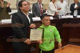 Xalapa, Ver., 6 de diciembre de 2022.- El alcalde Ricardo Ahued, junto a integrantes de Cabildo, entregó reconocimientos a deportistas y entrenadores xalapeños que participaron y ganaron medallas en los Juegos Nacionales CONADE 2022.
