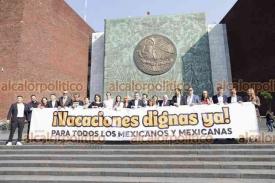 Ciudad de México, 6 de diciembre de 2022.- Legisladores del partido Movimiento Ciudadano, en la Cámara de Diputados, mostraron mantas en favor de vacaciones dignas; y otra en defensa del INE, junto a activistas.

