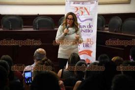 Xalapa, Ver., 7 de diciembre de 2022.- El alcalde Ricardo Ahued, miembros de su equipo de trabajo y ediles, asistieron a la conferencia impartida por Edurne Ochoa como parte de los 16 días de activismo para una vida libre de violencia para mujeres y niñas.
