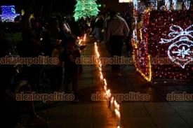 Xalapa, ver., 7 de diciembre de 2022.- Xalapeños conmemoraron la tradición del Día del Niño Perdido. Colocaron velas en el Parque Juárez, cuya luz sirve para que niños extraviados encuentren el camino de regreso a su hogar.