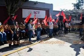 Xalapa, Ver., 8 de diciembre de 2022.- Antorchistas se manifestaron en las oficinas del Centro SCT. Exigen indemnización por los daños a sus parcelas que les causó la construcción del libramiento Xalapa-Perote.