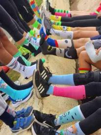 Coatzacoalcos, Ver., 20 de marzo de 2023.- Este fin de semana se llevó a cabo una carrera y los participantes llevaron una calceta de diferente modelo en cada pierna, iniciativa que surgió en 2018 de Chloe Lennon, quien padece Síndrome de Down.
