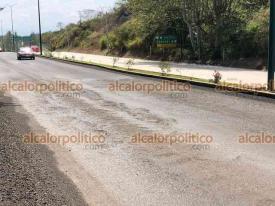 Xalapa, Ver., 21 de marzo de 2023.- A pocos días del reencarpetado en la carretera Xalapa-Coatepec, el asfalto se aprecia dañado en distintos puntos en dirección a la Capital. Hay zonas en donde se removió el asfalto y ya se observa el concreto hidráulico.
