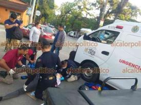 Coatepec, Ver., 22 de marzo de 2023.- Estudiante del CBTIS 165 que tripulaba una motocicleta resultó lesionado tras chocar contra un taxi en la carretera Xalapa-Coatepec vía Briones, a la altura de la desviación a Cinco Palos; fue hospitalizado.
