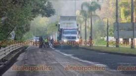 Xalapa, Ver., 23 de marzo de 2023.- Por trabajos de reparación en zonas afectadas de la carretera Xalapa-Coatepec, este jueves se mantuvo cerrada la circulación con dirección a la Capital. Las filas de vehículos se extendieron varios kilómetros en ambos sentidos.