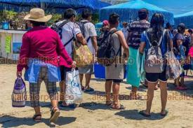 Veracruz, Ver., 26 de marzo de 2023.- Con una alta temperatura, turistas aprovechan el fin de semana para abarrotar playa Villa del Mar previo a la Semana Santa.