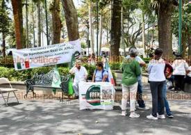 Xalapa, Ver., 26 de marzo de 2023.- Este domingo en el Parque Juárez, integrantes de FRENA hicieron una encuesta ciudadana para sondear la aprobación real del presidente de la República, Andrés Manuel López Obrador.