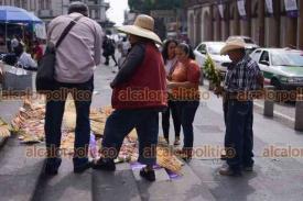 Xalapa, Ver., 1° de abril de 2023.- Artesanos de Oaxaca y Puebla se instalaron en la escalinata de la Catedral Metropolitana para vender las palmas que se bendecirán este Domingo de Ramos.
