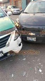 Xalapa, Ver., 1 de abril de 2023.- Este sábado colisionaron taxi y auto particular en el cruce de las calles Magnolia y Ciprés; no se reportaron lesionados.
