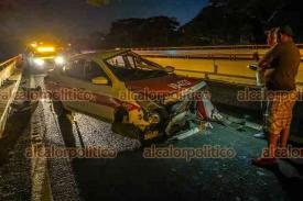 Veracruz, Ver., 30 de mayo de 2023.- El taxi 4727 fue impactado por un tráiler en la autopista Cardel-Veracruz, a la altura del puente Río Grande, la noche del lunes. El auto fue arrastrado varios metros por el camión cuyo conductor escapó. El ruletero salió ileso.
