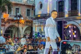 Veracruz, Ver., 30 de mayo 2023.- Gran ambiente se vive en el certamen de elección de rey del Carnaval. Los 7 aspirantes realizan pasarela en el Zócalo de Veracruz para obtener la corona y ser parte de la Corte Real 2023.