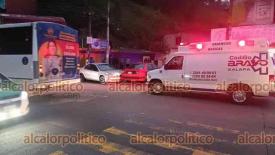 Xalapa, Ver., 31 de mayo de 2023.- Dos vehículos participaron en un accidente sobre la avenida Mártires 28 de Agosto, esquina El Porvenir, dos personas resultaron lesionadas y fueron atendidas por paramédicos de Código Bravo.