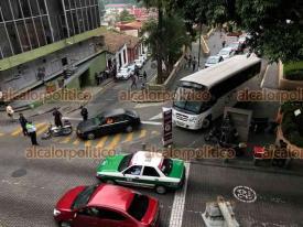 Xalapa, Ver., 1 de junio de 2023.- La vialidad se vio interrumpida detrás del Palacio de Gobierno debido al choque entre automóvil y un motociclista.
