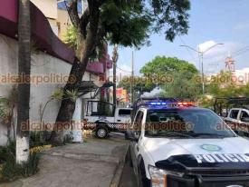 Xalapa, Ver., 1° de junio de 2023.- 5 personas fueron detenidas luego de un violento intento de asalto en un banco cerca de Plaza Crystal: tres hombres y una mujer fueron aprehendidos en un hotel y uno más que portaba arma de fuego en la calle Tren 101.