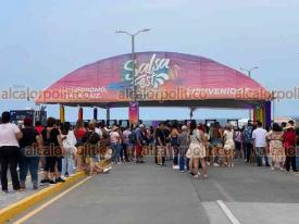 Boca del Río, Ver., 1° de junio de 2023.- Miles de turistas y locales comenzaron a ingresar al Salsódromo la tarde de este jueves para dar inicio al Salsa Fest 2023.