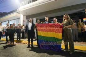 Xalapa, Ver., 1 de junio de 2023.- En conmemoración por el Mes del Orgullo LGBTQ+, consejeros del OPLE encendieron luces alusivas a la bandera hay en el organismo.