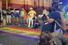 Xalapa, Ver., 1 de junio de 2023.- Por el Mes del Orgullo LGBTQ+, integrantes de la Comunidad pintaron de colores el paso peatonal en la esquina de las avenidas Enríquez y Revolución.