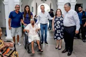 Boca del Río, Ver., 2 de junio de 2023.- El alcalde Juan Manuel Unanue y su esposa entregaron sillas de ruedas a personas que las requieren, como parte de los programas de apoyo a la población que más los necesitan. 
