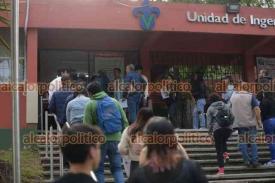 Xalapa, Ver., 3 de junio de 2023.- Cientos de jóvenes aspirantes a ingresar a la Universidad Veracruzana arribaron desde temprano a las sedes ubicadas en la Zona Universitaria para presentar el examen de admisión.
