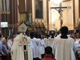 Xalapa, Ver., 4 de junio de 2023.- El arzobispo de la Catedral Metropolitana de Xalapa, Jorge Carlos Patrón Wong, ofició la misa dominical de este mediodía, la cual dedicó a los padres de familia. 