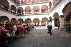 Xalapa, Ver., 20 de septiembre de 2023.- Vecinos de El Tronconal acudieron al Palacio Municipal para dialogar con el alcalde Ricardo Ahued sobre la pavimentación de las calles.
