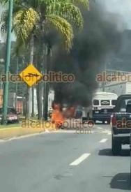 Xalapa, Ver., 22 de septiembre de 2023.- En la carretera Xalapa-Coatepec, a la altura de Los Arenales, una motocicleta terminó calcinada tras incendiarse cuando se dirigía a la Capital del Estado. Los dos jóvenes que la tripulaban resultaron ilesos.
