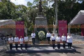 Xalapa, Ver., 22 de septiembre de 2023.- Comité directivo del Sindicato de la Educación de Veracruz, encabezado por el secretario general Enrique Cruz Canseco, montó Guardia de honor al monumento de Miguel Hidalgo y Costilla.
