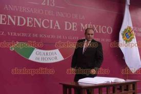 Xalapa, Ver., 22 de septiembre de 2023.- Jesús Guillermo Arévalo, director del Colegio de Educación Profesional Técnica del Estado de Veracruz (CONALEP), acompañado de colaboradores rindió montó guardia de honor al monumento de Miguel Hidalgo y Costilla.
