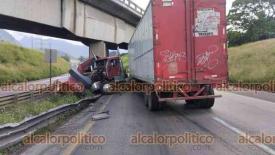 Ixtaczoquitlán, Ver., 23 de septiembre de 2023.- Este sábado, un tráiler se accidentó en la pista Orizaba-Córdoba, con dirección a Orizaba, a la altura del puente de Fermex.