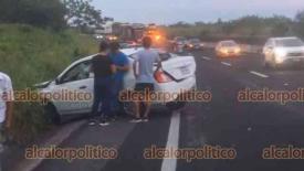 Puente Nacional, Ver., 24 de septiembre de 2023.- Un automovilista perdió el control de su vehículo en la carretera Xalapa-Veracruz y estrelló contra el muro de contención; tras dar varias vueltas, la unidad terminó a la altura de la localidad Tamarindo.