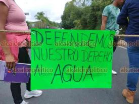 Coatepec, Ver., 25 de septiembre de 2023.- Habitantes de la comunidad La Laguna bloquearon la carretera Xalapa-Coatepec en ambos sentidos, a la altura de la entrada del libramiento. Protestan por la explotación de arenales que, aseguran, afecta mantos freáticos.