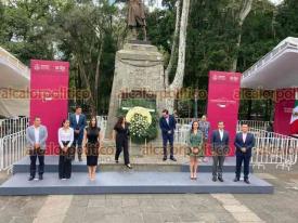 Xalapa, Ver., 25 de septiembre de 2023.- Integrantes del partido Movimiento Ciudadano (MC) rindieron honores a Miguel Hidalgo y Costilla ante su monumento en el Parque de los Berros.