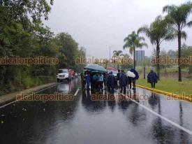 Coatepec, Ver., 25 de septiembre de 2023.- Cerca de las 15:30 horas y bajo la lluvia, la Síndica acudió a dialogar con quienes mantienen cerrada la carretera pero no logró destrabar el conflicto.