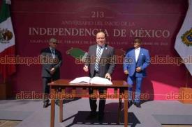 Xalapa, Ver., 26 de septiembre de 2023.- El secretario general del SETSE, Genovevo Zapot Zapot rindió guardia de honor al monumento de Miguel Hidalgo y Costilla.
