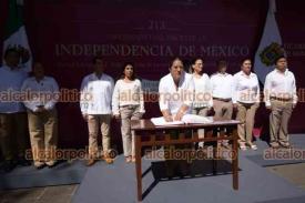 Xalapa, Ver., 28 de septiembre de 2023.- Directivos y agremiados del Sindicato Democrático de Trabajadores de la Educación de Veracruz (SDTEV) en guardia de honor al monumento de Miguel Hidalgo y Costilla.
