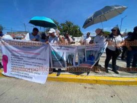 Veracruz, Ver., 28 de septiembre.- Trabajadores del ISSSTE bloquearon la avenida Díaz Mirón, frente al centro de salud; denuncian persecución sindical por parte de las autoridades. Como los derechohabientes, también piden destitución de la directora de la institución.
